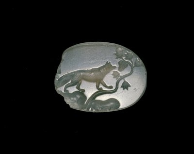Piedra de sello que representa un zorro con las patas delanteras en una vid con uvas de Greek
